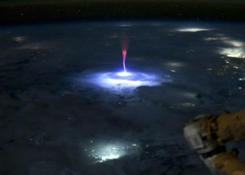 Астронавт мкс заснял одно из самых редчайших явлений - спрайты и голубые джеты в верхних слоях атмосферы. 01