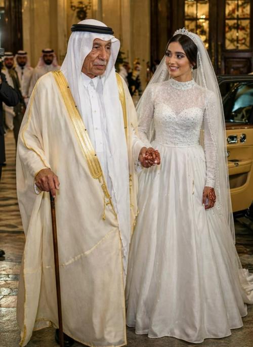 Брак с разницей в возрасте и роскошные подарки вызвали обсуждения в соцсетях. 03