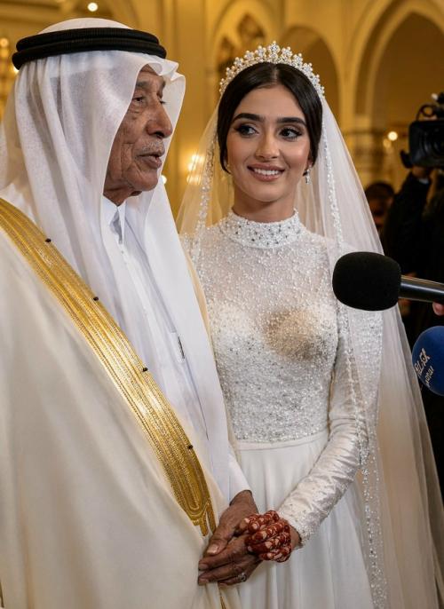 Брак с разницей в возрасте и роскошные подарки вызвали обсуждения в соцсетях. 04