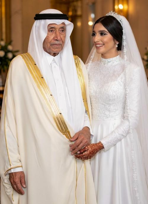 Брак с разницей в возрасте и роскошные подарки вызвали обсуждения в соцсетях. 01