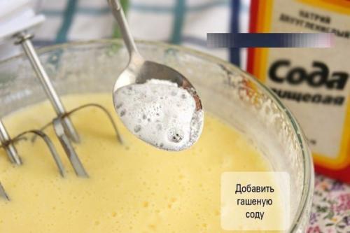 Кекс на сметане.  У меня оставался натуральный йогурт и я подумала, что можно его добавить в тесто вместо сметаны и испечь кекс. 05