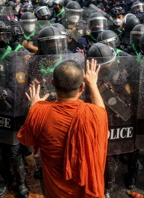 Как буддийские монахи вышли на протест и столкнулись с полицией. 01