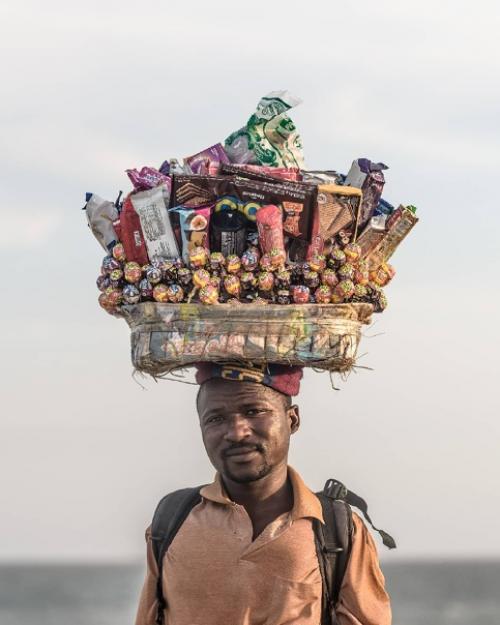 В продолжение темы прохожих Мозамбика, фотограф Gr g E показывает уличных торговцев и уличных Мастеров маникюра. 07