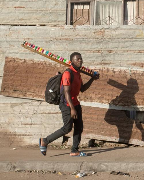 В продолжение темы прохожих Мозамбика, фотограф Gr g E показывает уличных торговцев и уличных Мастеров маникюра. 08