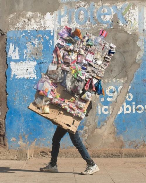 В продолжение темы прохожих Мозамбика, фотограф Gr g E показывает уличных торговцев и уличных Мастеров маникюра. 01