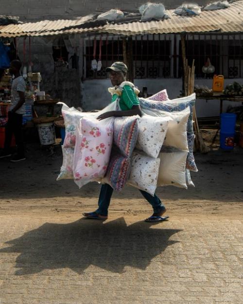 В продолжение темы прохожих Мозамбика, фотограф Gr g E показывает уличных торговцев и уличных Мастеров маникюра. 05