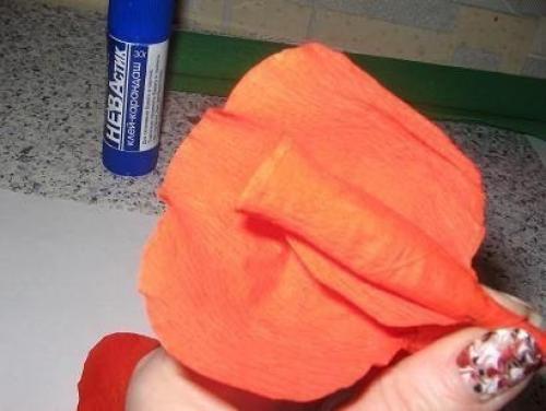 Алая роза из гофрированной бумаги? 06