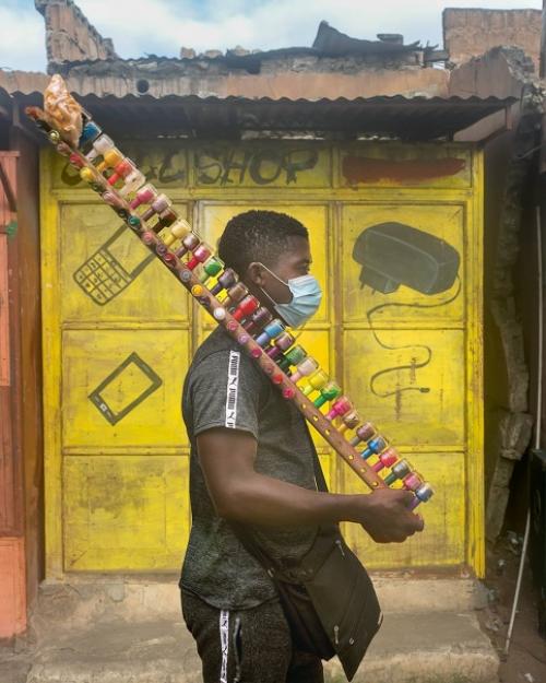 В продолжение темы прохожих Мозамбика, фотограф Gr g E показывает уличных торговцев и уличных Мастеров маникюра. 06