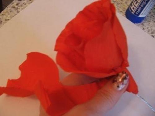Алая роза из гофрированной бумаги? 07