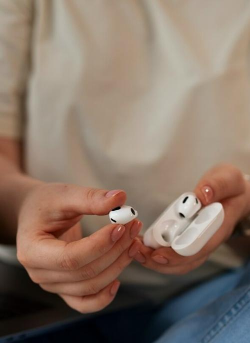 Девушка случайно Airpods вместо таблетки перед сном проглотила. 01