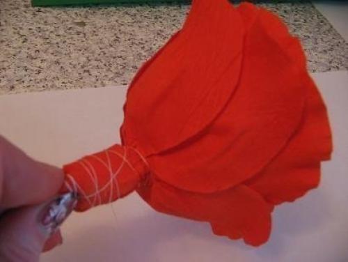 Алая роза из гофрированной бумаги? 08