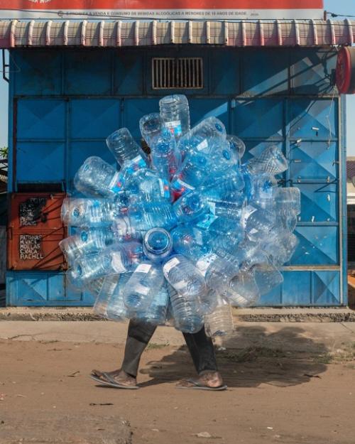 В продолжение темы прохожих Мозамбика, фотограф Gr g E показывает уличных торговцев и уличных Мастеров маникюра. 02