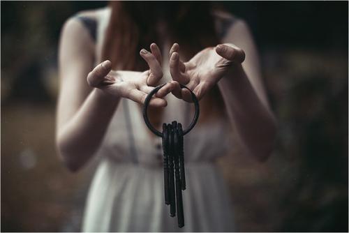 Руки.  Очень атмосферный фотопроект от Ильи кисарадова. 01