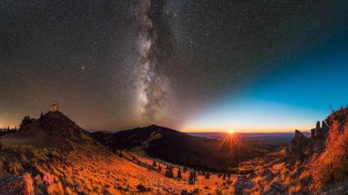 Фотограф Раul Sсhmit снимает фото на которых закат и ночное звездное небо совмещены. 03