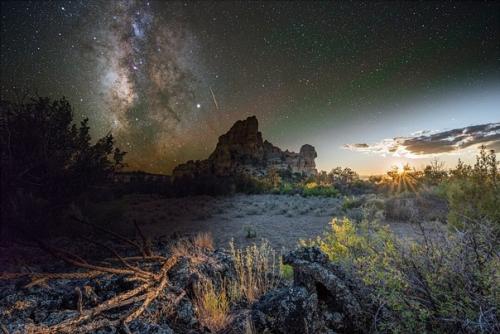 Фотограф Раul Sсhmit снимает фото на которых закат и ночное звездное небо совмещены. 01