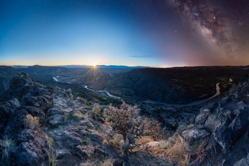 Фотограф Раul Sсhmit снимает фото на которых закат и ночное звездное небо совмещены. 04