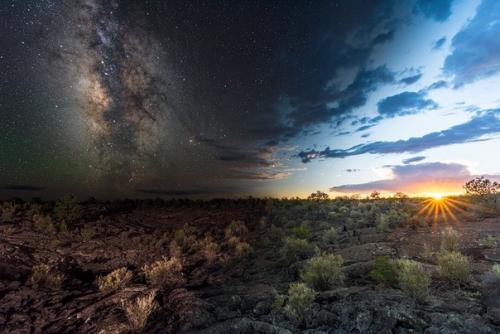 Фотограф Раul Sсhmit снимает фото на которых закат и ночное звездное небо совмещены. 02