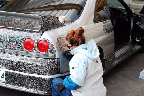 Супружеская пара превратила свой самый обычный на вид автомобиль Nissan Skyline GTR в настоящее произведение искусства. 01