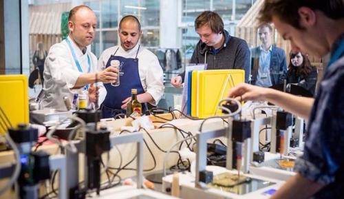 В Лондоне появился ресторан, где все от еды до мебели напечатано на 3D-принтере. 01