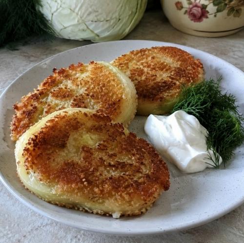 Из одного кочана делаю целую сковороду капустных шницелей.

