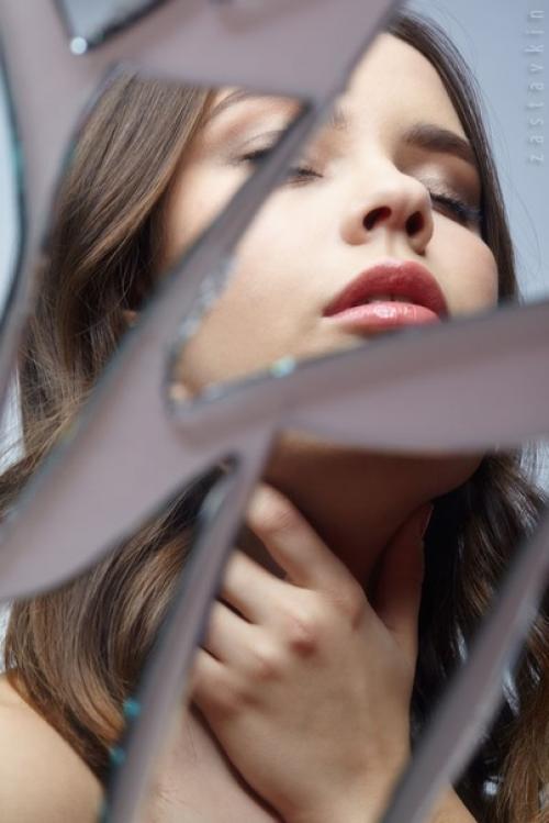 Я разбиваюсь на миллионы кусочков и жду, что кто-нибудь их склеет. 04