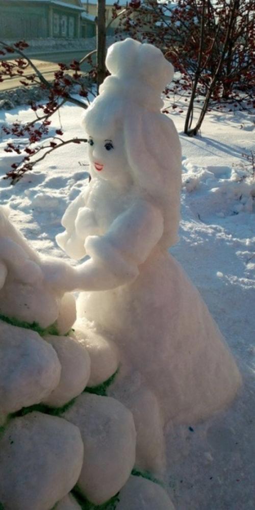 Территорию около дома к новому году украсили. 05