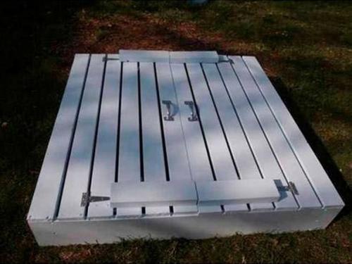 Как сделать песочницу с дверцами. 04