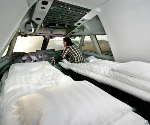 В стокгольмском аэропорту Arlanda находится необычный отель, устроенный на борту списанного боинга - 747. 04