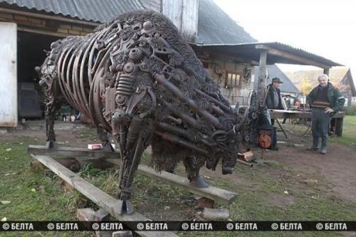 Металлический зубр.  Беларусский автомобилист по имени роман создал уникального зубра из запчастей старых советских автомобилей. 01