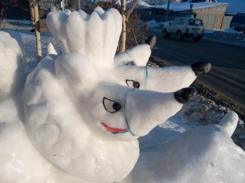 Территорию около дома к новому году украсили. 02