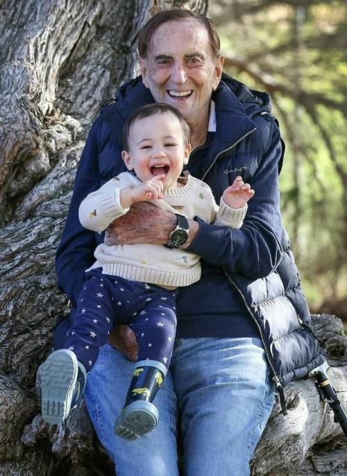 Доктор Джон льюин, 93-летний специалист по антивозрастной медицине, и его жена Жанин Лю, 37 лет, стали родителями. 02