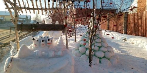 Территорию около дома к новому году украсили. 04