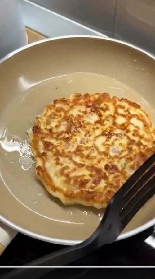 Вкусные закусочные оладьи с ветчиной и сыром. 01