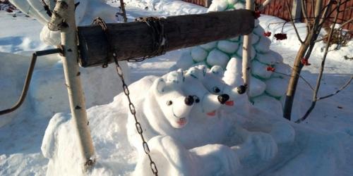 Территорию около дома к новому году украсили. 03