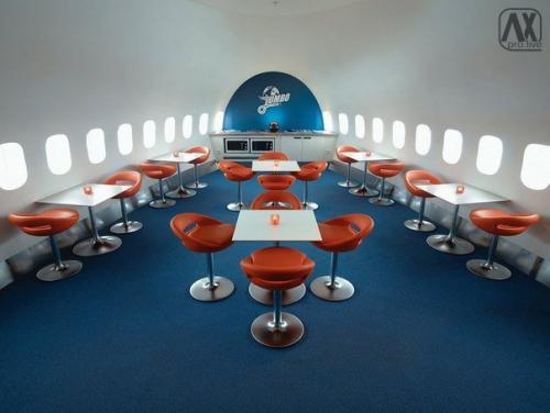 В стокгольмском аэропорту Arlanda находится необычный отель, устроенный на борту списанного боинга - 747. 07