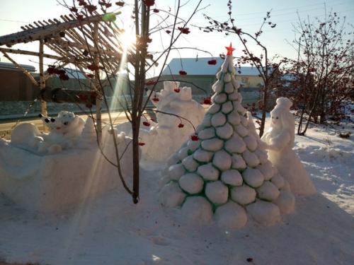 Территорию около дома к новому году украсили. 07