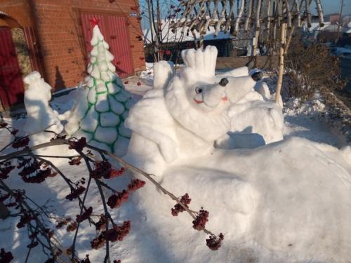 Территорию около дома к новому году украсили. 01