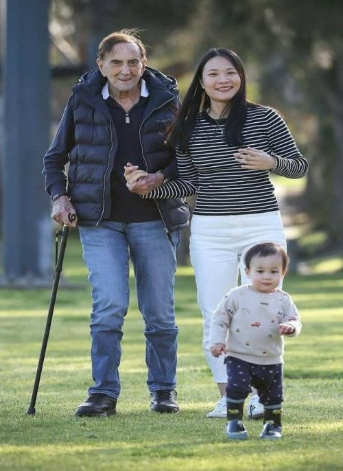 Доктор Джон льюин, 93-летний специалист по антивозрастной медицине, и его жена Жанин Лю, 37 лет, стали родителями. 01