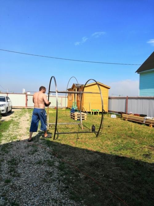 Дачный лайфхак. Муж купил трубогиб и сделал арку для винограда. 03