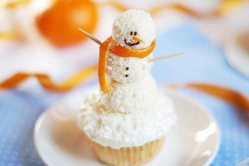 Ванильные капкейки с творожным кремом и снеговичками из домашних конфет рафаэлло. 04