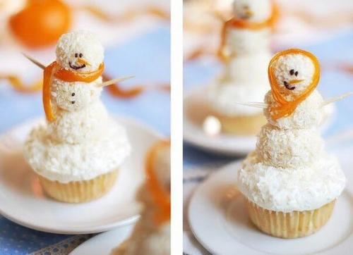 Ванильные капкейки с творожным кремом и снеговичками из домашних конфет рафаэлло. 03