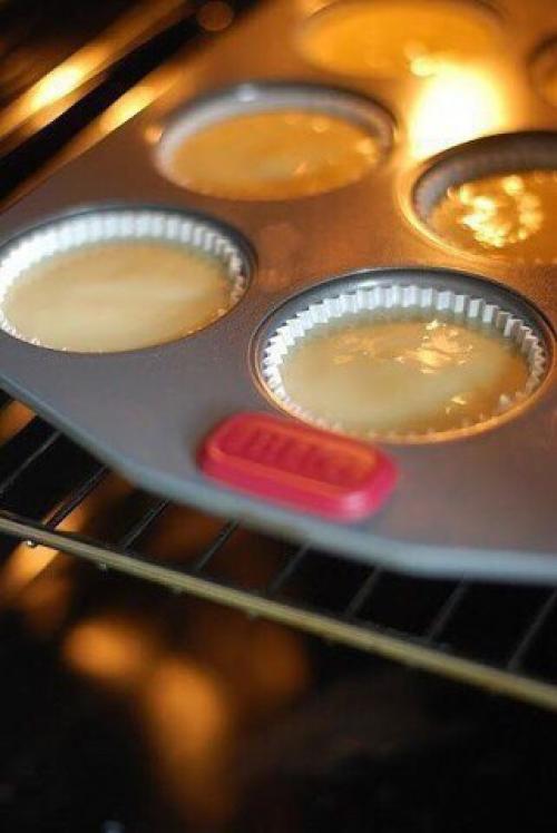 Ванильные капкейки с творожным кремом и снеговичками из домашних конфет рафаэлло. 02