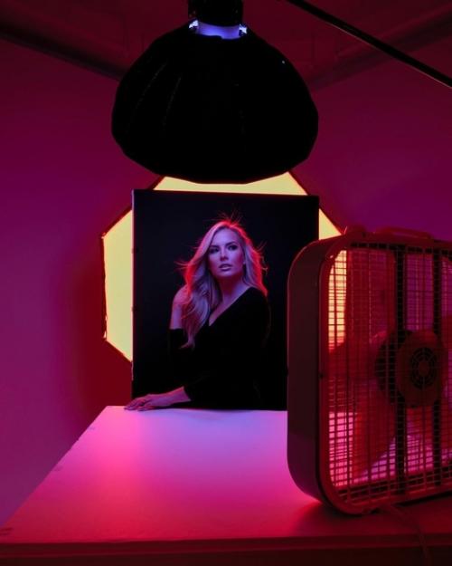 Интересная световая схема для классного неонового портрета + настройки кадра и техника! 03