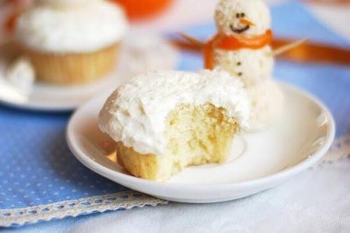 Ванильные капкейки с творожным кремом и снеговичками из домашних конфет рафаэлло. 01