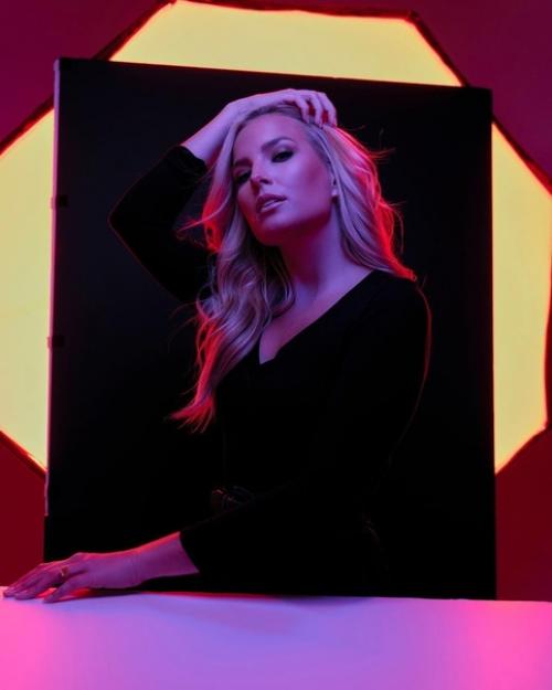 Интересная световая схема для классного неонового портрета + настройки кадра и техника! 05