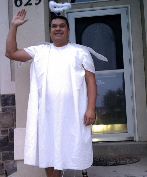 Сын попросил отца не махать ему на глазах у всего школьного автобуса. 05