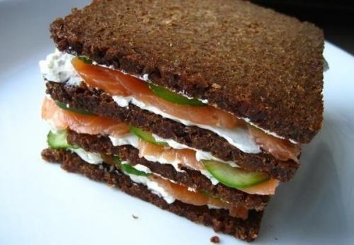 Бутербродный торт с копченым лососем и мягким сыром. 06