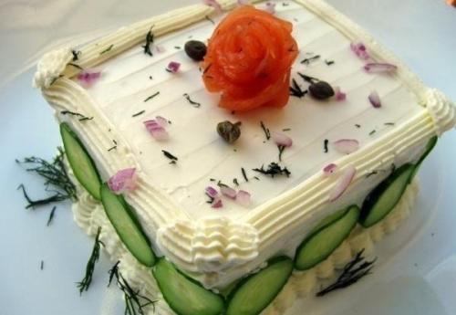 Бутербродный торт с копченым лососем и мягким сыром. 01