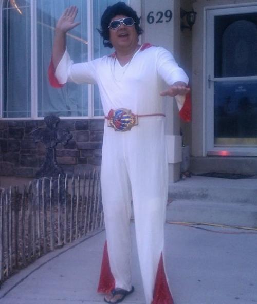 Сын попросил отца не махать ему на глазах у всего школьного автобуса. 04