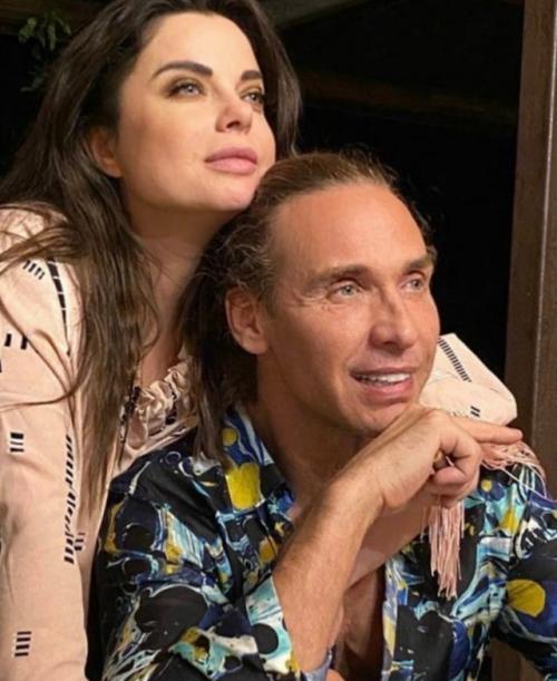 Тарзан намекнул, что Наташе королевой стоит похудеть. 

